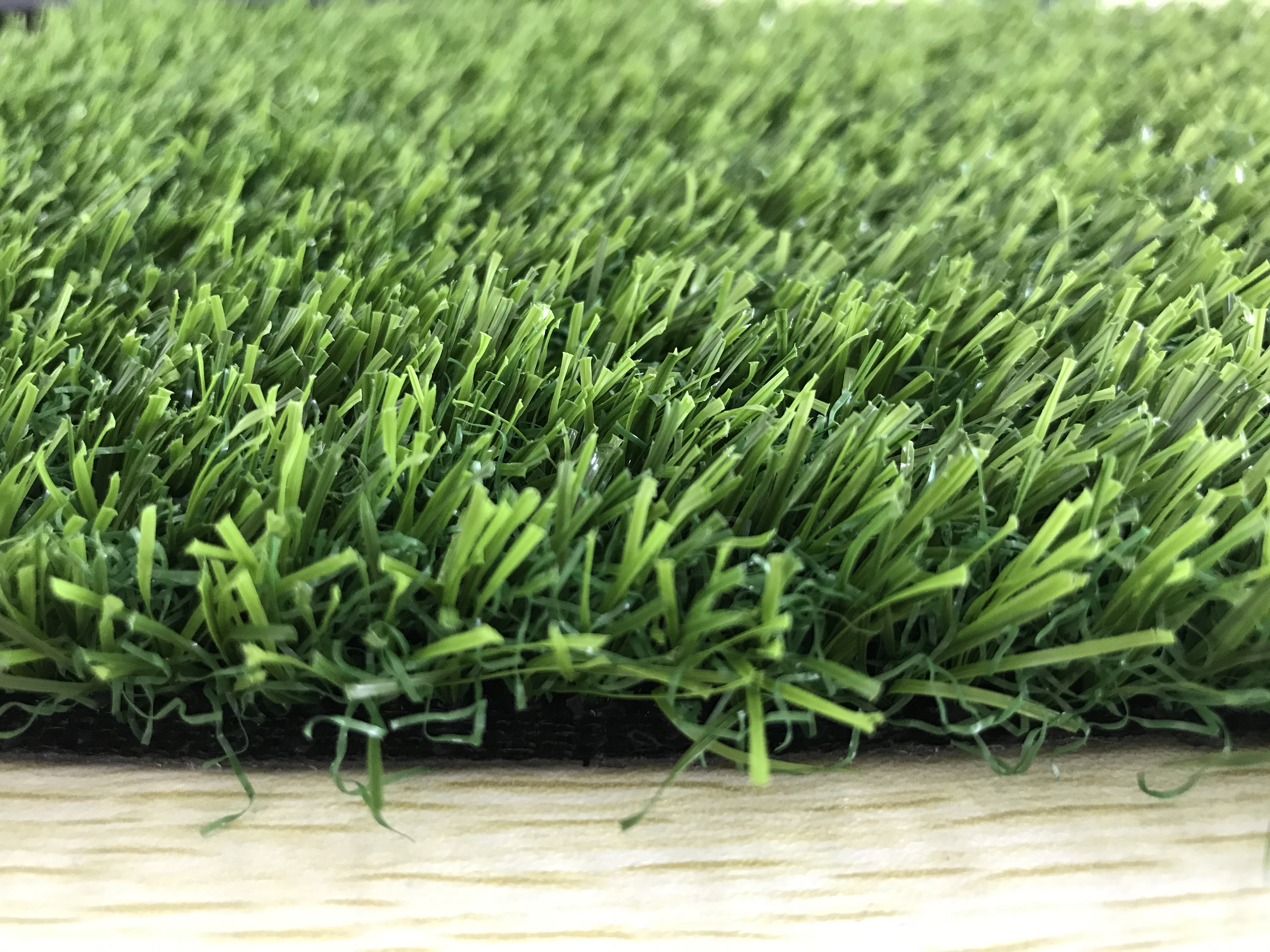  Natural-looking Waterproof Synthetic Landscape Grass for Commercial
